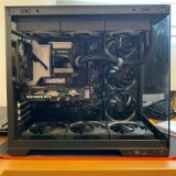 Interior de PC montado pela BluHertz, com placa de vídeo e ventoinhas