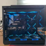 A mesma máquina ligada, com as ventoinhas iluminadas em azul
