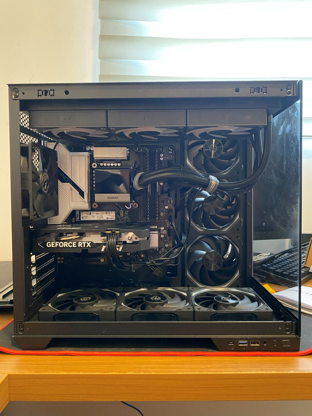 Interior de PC montado pela Bluhertz, com placa de vídeo GeForce RTX, cooler de CPU e oito ventoinhas instaladas